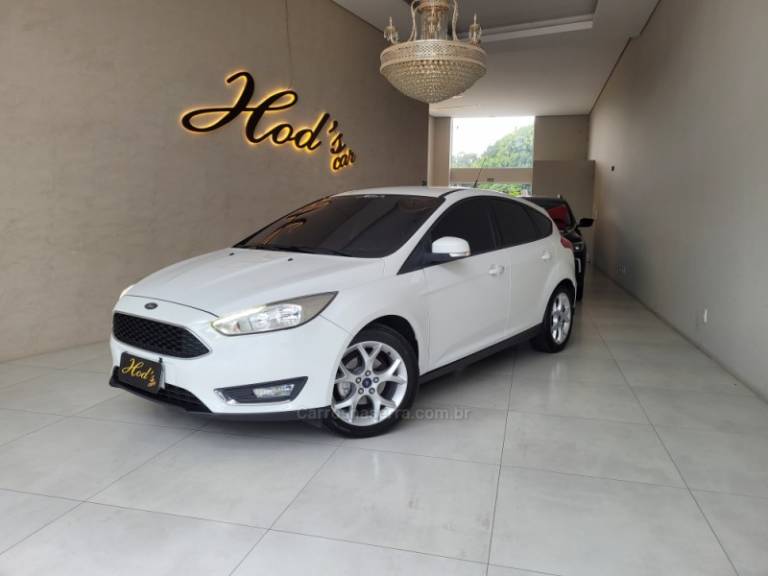 FORD - FOCUS - 2017/2018 - Branca - R$ 68.900,00