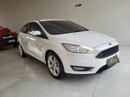 FORD - FOCUS - 2017/2018 - Branca - R$ 68.900,00