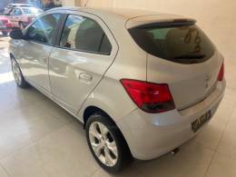 CHEVROLET - ONIX - 2013/2014 - Prata - R$ 51.900,00