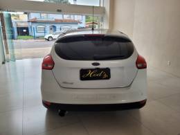 FORD - FOCUS - 2017/2018 - Branca - R$ 68.900,00