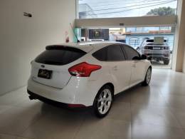 FORD - FOCUS - 2017/2018 - Branca - R$ 68.900,00